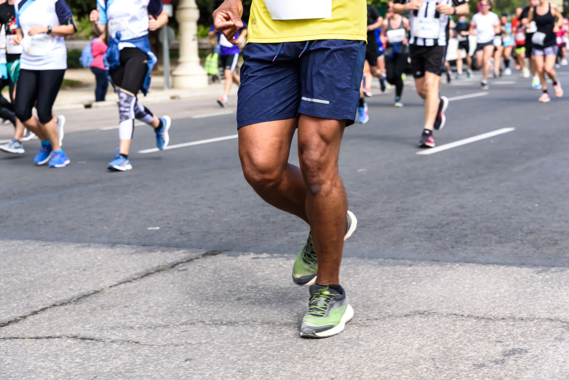 Voeten van een hardloper in hardloopschoenen — verhoogd risico op kalknagels